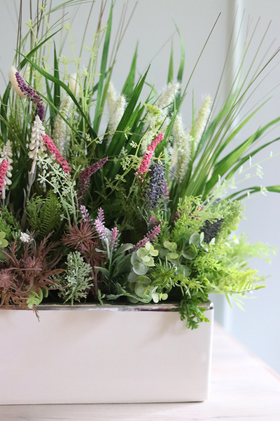 kompozycja z trawami w białej donicy, Refani, wys.45cm