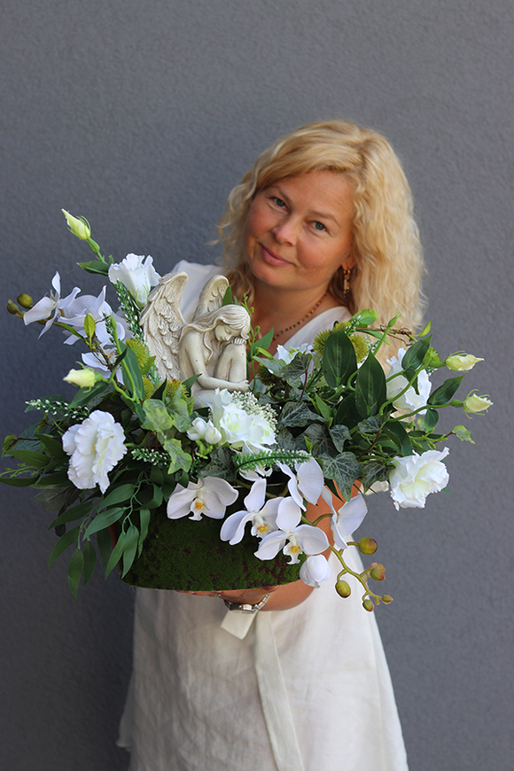 Anielskie Skrzydła, kompozycja nagrobna z figurką anioła, wym.47x64cm