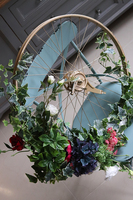 kwiatowa kompozycja na złotym kole, Martha Blue, śr.90cm, koło 56cm