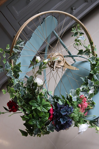 kwiatowa kompozycja na złotym kole, Martha Blue, śr.90cm, koło 56cm