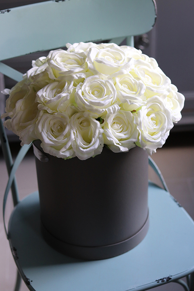 Fiorelli Roses, szary flowerbox z białymi różami, wys.36cm 