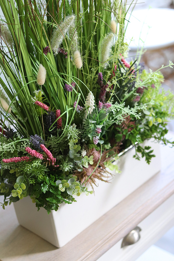 kompozycja z trawami w białej donicy, Felano, wys.76cm