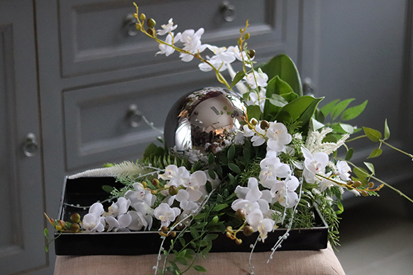 efektowna kompozycja kwiatowa na tacy, Telicja Silver, wys.24cm.