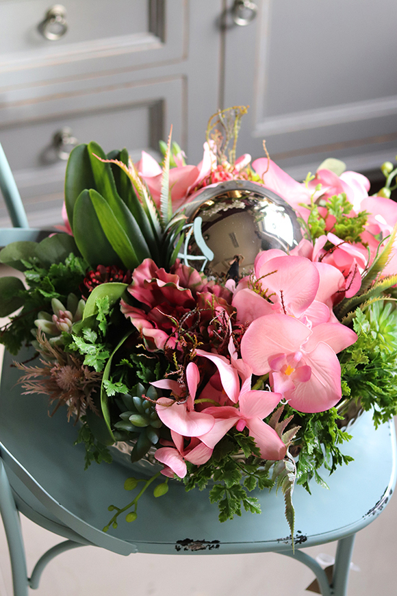 kompozycja kwiatowa z kulą Różowa Dekoria Karanda, wym. 20x33cm