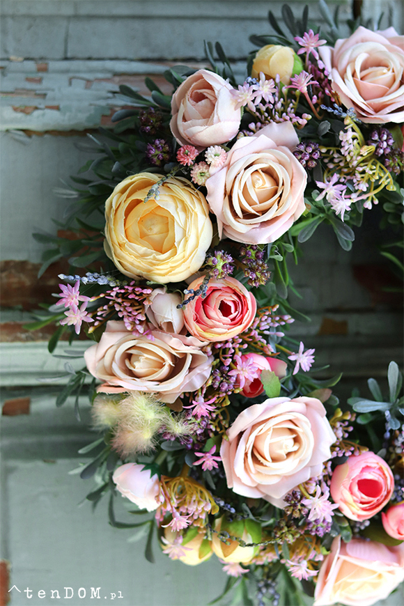 Angela 2, uroczy kwiatowy wianek, śr.30cm