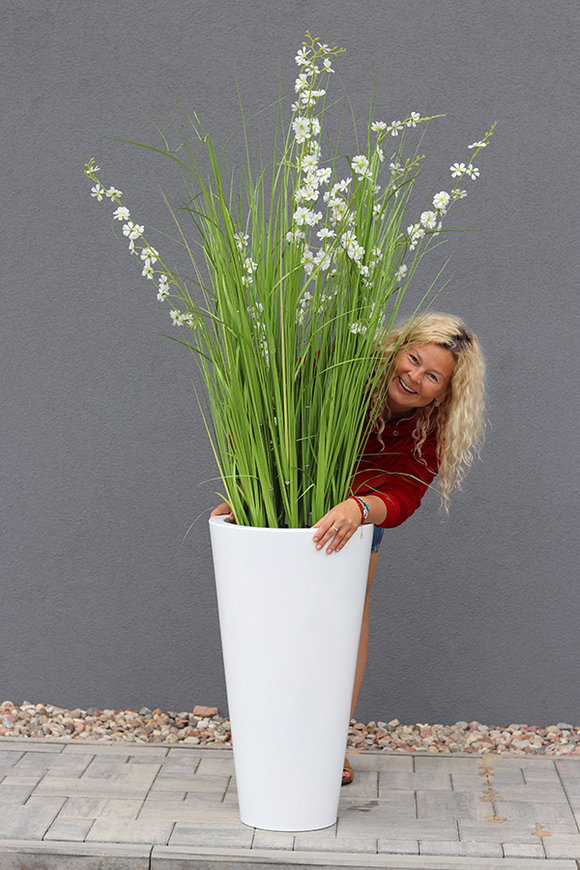Alija Perra, sztuczna trawa w białej donicy, wys. 196cm