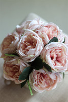 beżowy welurowy flowerbox z piwoniami, Severna , wys.24cm