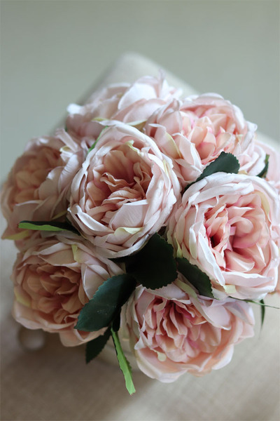 beżowy welurowy flowerbox z piwoniami, Severna , wys.24cm