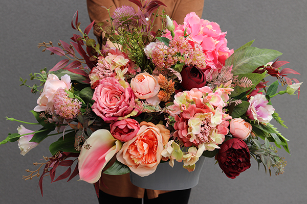 Benta Pink, różowa kompozycja w szarym naczyniu, wys.45cm