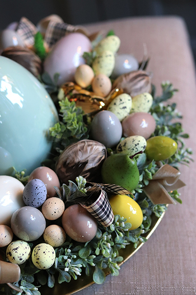 dekoracyjny wianek stroik na talerzu z jajem Wielkanocna Radość, śr.30cm 