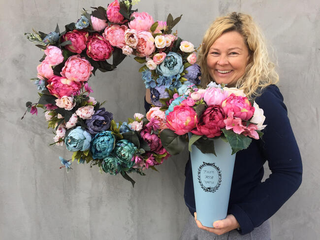 kompozycja kwiatowa / bukiet Flowerbox Caryca Katarzyna wys.43cm