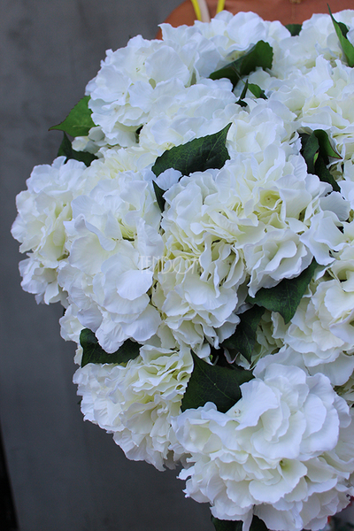 kompozycja kwiatowa Grigio biała hortensja M, wys.53cm