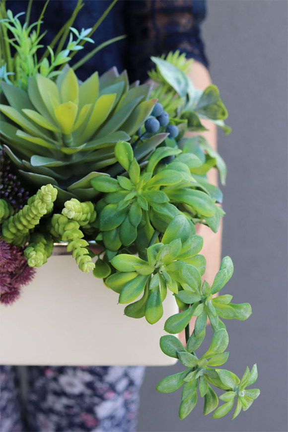 Anya Blue, kompozycja w białej donicy z niebieskimi dodatkami, wys.38cm