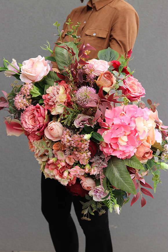 Benta Pink, różowa kompozycja w szarym naczyniu, wys.45cm