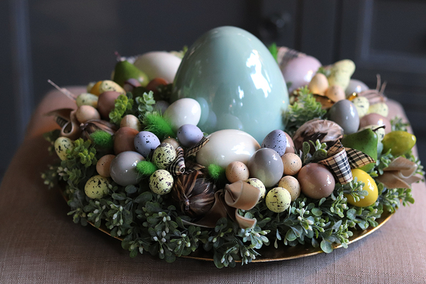 dekoracyjny wianek / stroik na talerzu z jajem Wielkanocna Radość, śr.30cm 