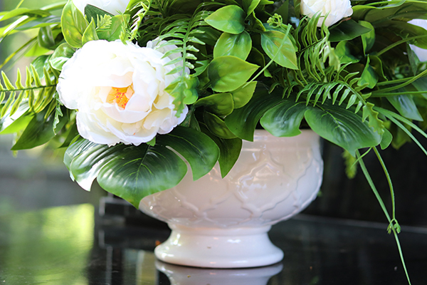 bukiet nagrobny w białym naczyniu, White Angels, wys.70cm 