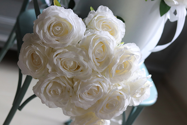 Biała Rezydencja, bukiet śmietankowych róż, 12szt. dł.70cm