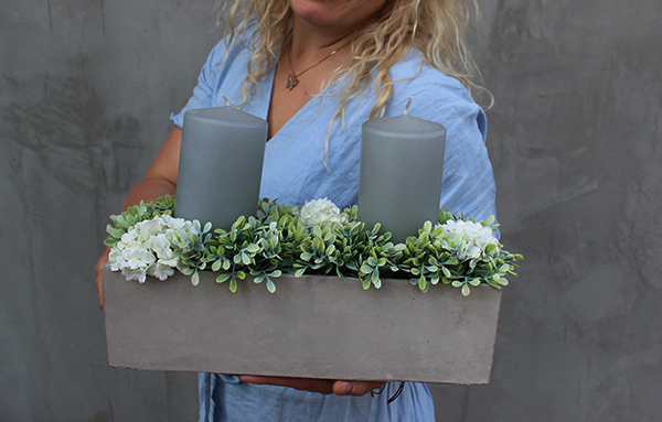 Trasetra, kompozycja kwiatowa ze świecami, wys.21cm