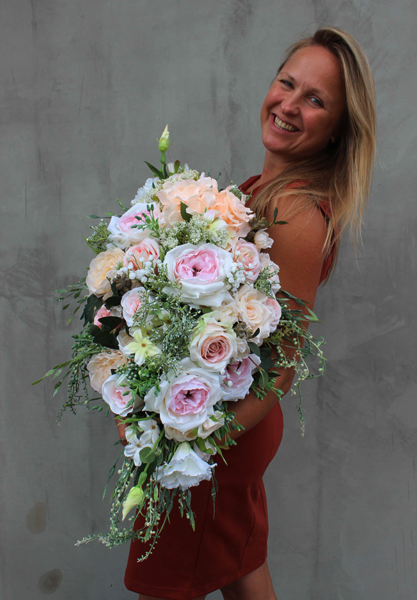 bardzo elegancka kompozycja kwiatowa Laos Eligia, wys.30cm, dł.70cm