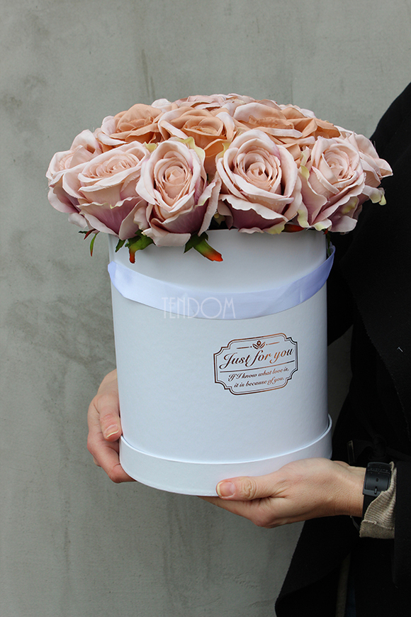 kompozycja kwiatowa / bukiet Flowerbox Cappucino, wys.33cm