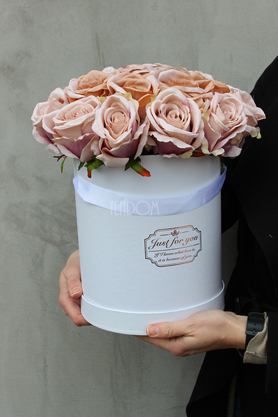 kompozycja kwiatowa / bukiet Flowerbox Cappucino, wys.33cm