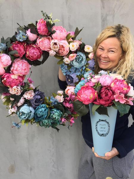 kompozycja kwiatowa / bukiet Flowerbox Caryca Katarzyna wys.43cm