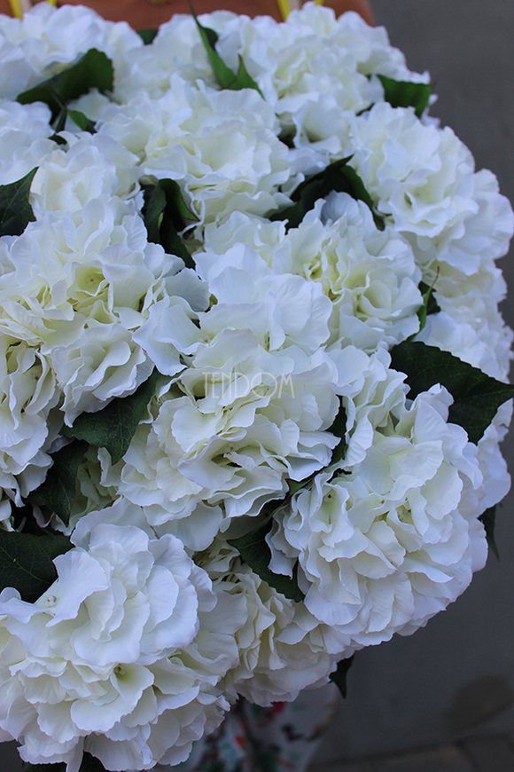 kompozycja kwiatowa Grigio biała hortensja M, wys.53cm