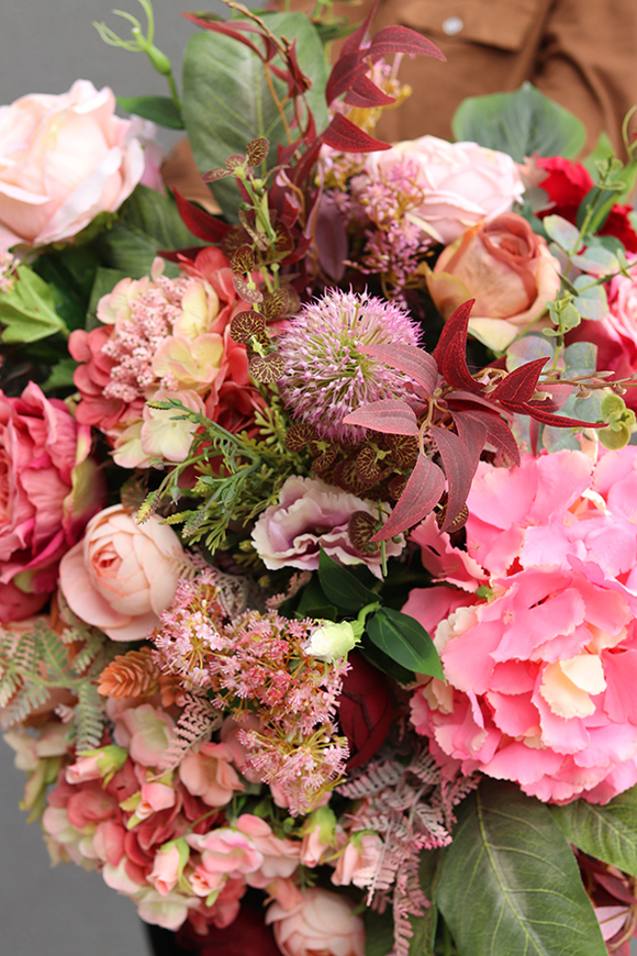 Benta Pink, różowa kompozycja w szarym naczyniu, wys.45cm