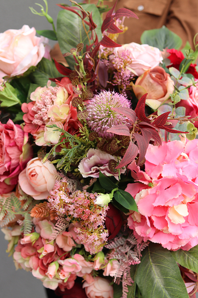 Benta Pink, różowa kompozycja w szarym naczyniu, wys.45cm