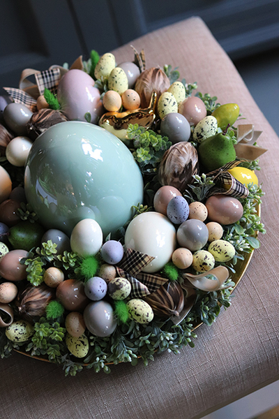 dekoracyjny wianek stroik na talerzu z jajem Wielkanocna Radość, śr.30cm 