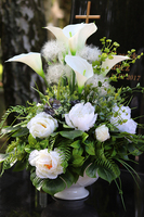 bukiet nagrobny w białym naczyniu, White Angels, wys.70cm 