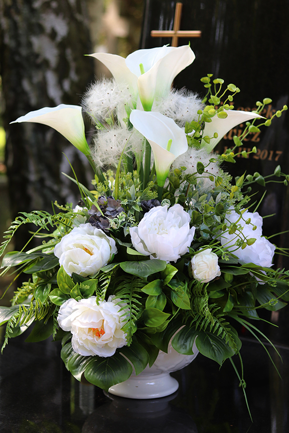 bukiet nagrobny w białym naczyniu, White Angels, wys.70cm 