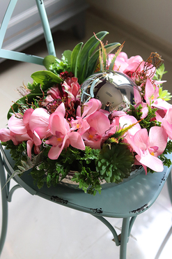 kompozycja kwiatowa z kulą Różowa Dekoria Karanda, wym. 20x33cm