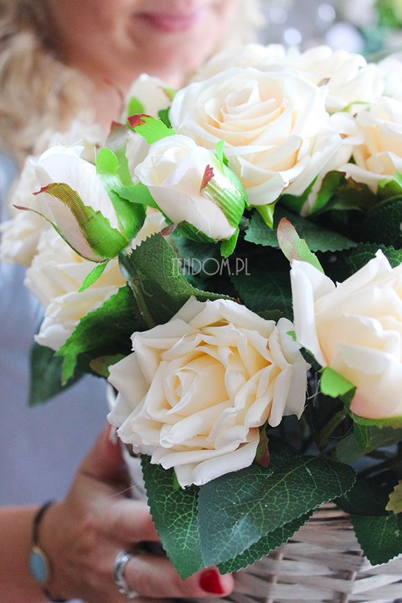 bogaty kosz z kremowymi różami Romance 35x34x32cm