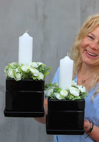 Marianna, kompozycja kwiatowa ze świecą w ceramicznym naczyniu, wys.28cm