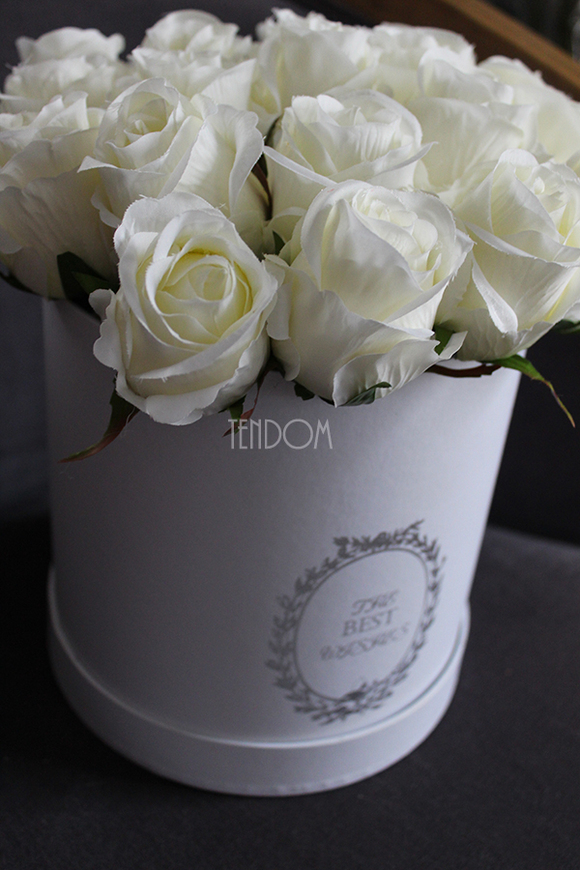 kompozycja kwiatowa / bukiet Flowerbox White&Ecru, wys.26cm