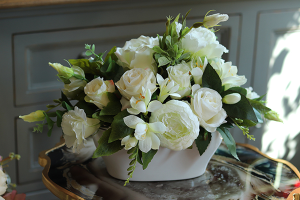 Fenicja, kompozycja z białych kwiatów na stół, wym.25x45x28cm