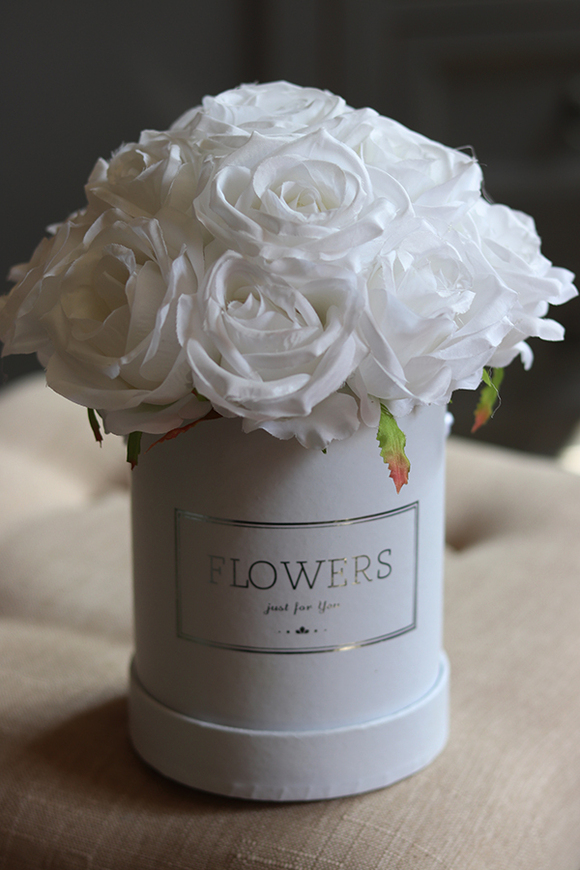 Anielski Flowerbox, biały flowerbox z różami, wys.26cm