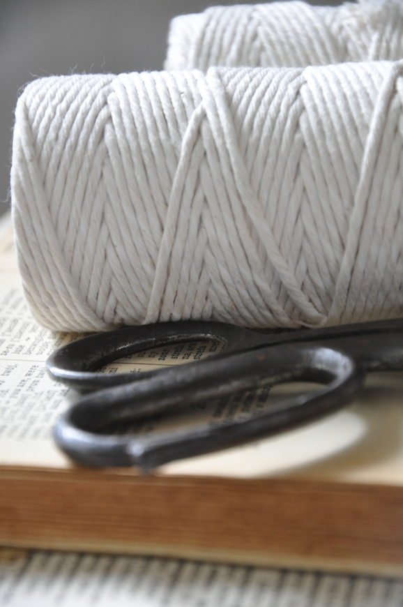 sznurek biały duży, dł. 30 m