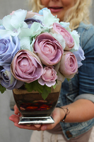 Leila kompozycja kwiatowa w lustrzanym naczyniu/ bukiet wys.28cm