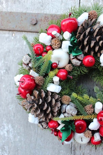 bożonarodzeniowy wianek na drzwi, Szyszki z Jabłkami, śr.27 cm 