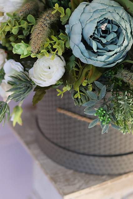 Bluena, wiosenna kompozycja kwiatowa w box'ie, wys.40cm