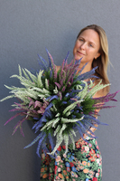 kompozycja kwiatowa w szarej donicy, Wrzosy Moko Fiberglass, wym.42x50cm 