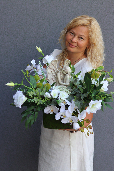 Anielskie Skrzydła, kompozycja nagrobna z figurką anioła, wym.47x64cm