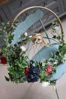 kwiatowa kompozycja na złotym kole, Martha Blue, śr.90cm, koło 56cm