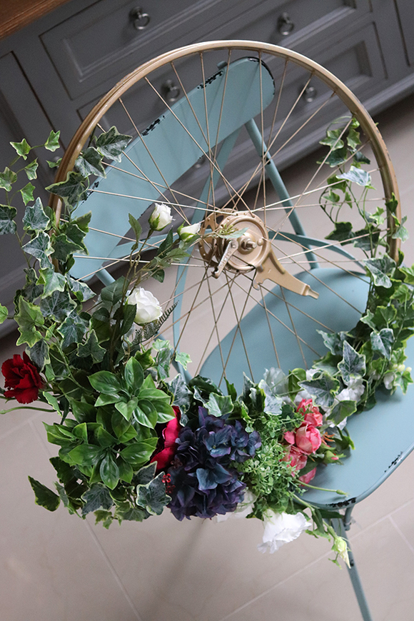 kwiatowa kompozycja na złotym kole, Martha Blue, śr.90cm, koło 56cm