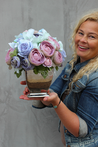 Leila kompozycja kwiatowa w lustrzanym naczyniu/ bukiet wys.28cm