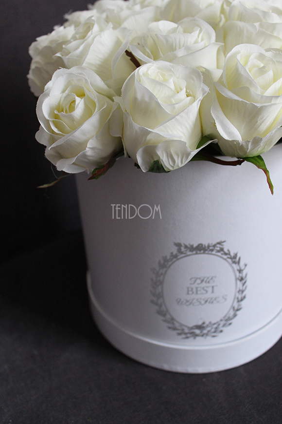 kompozycja kwiatowa / bukiet Flowerbox White&Ecru, wys.26cm