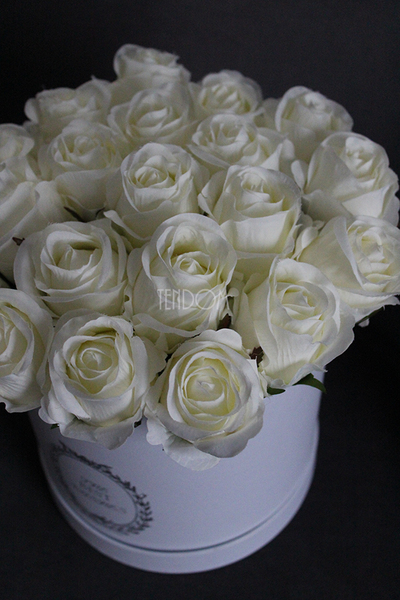 kompozycja kwiatowa / bukiet Flowerbox Roses Ecru, wys.32cm