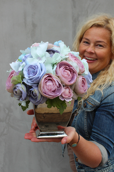 Leila kompozycja kwiatowa w lustrzanym naczyniu/ bukiet wys.28cm